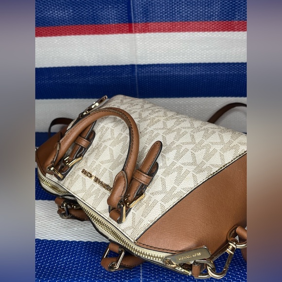 🎉Michael Kors Ciara Vanilla Acorn Convertible Signature Monogram Messenger Bag - Picture 7 of 15